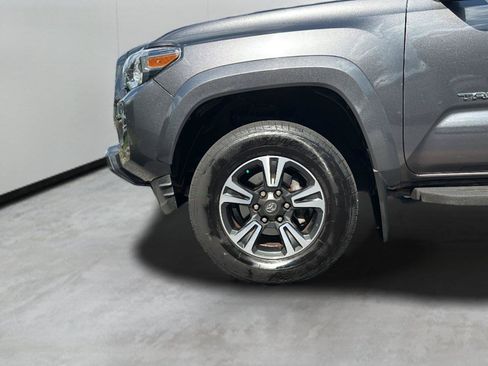 Used 2017 Toyota Tacoma TRD Sport AWD/4WD image 24