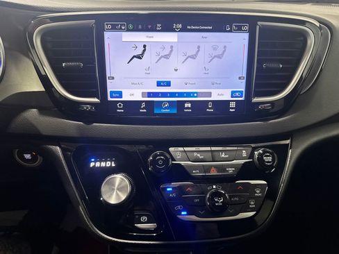 Used 2025 Chrysler Pacifica Select FWD image 13