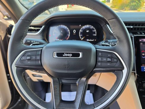 Used 2023 Jeep Grand Cherokee L Limited w/ Luxury Tech Group II AWD/4WD image 17