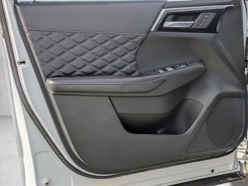 Used 2023 Mitsubishi Outlander SEL image 11