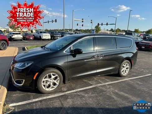 Used 2019 Chrysler Pacifica Touring Plus w/ Tire & Wheel Group FWD image 1