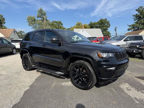 Used 2017 Jeep Grand Cherokee Altitude AWD/4WD image 3