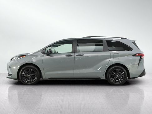 Used 2026 Toyota Sienna AWD image 2