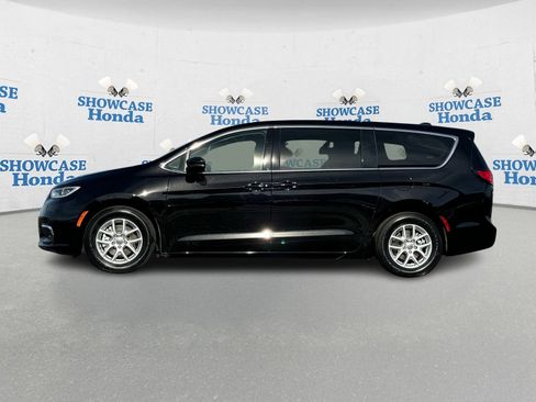 Used 2024 Chrysler Pacifica Touring-L image 4