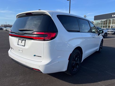 Used 2024 Chrysler Pacifica Limited image 11