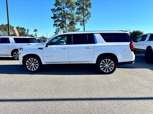 Used 2021 GMC Yukon XL Denali w/ Denali Premium Package image 8