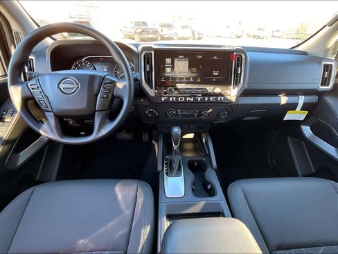 Used 2025 Nissan Frontier SV image 21