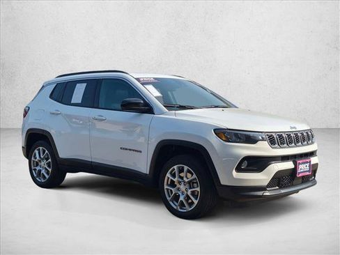 Used 2024 Jeep Compass Latitude w/ Sun and Sound Group AWD/4WD image 3