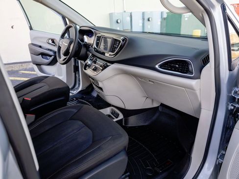 Used 2022 Chrysler Voyager LX image 14