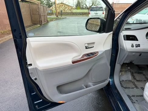 Used 2012 Toyota Sienna XLE image 9