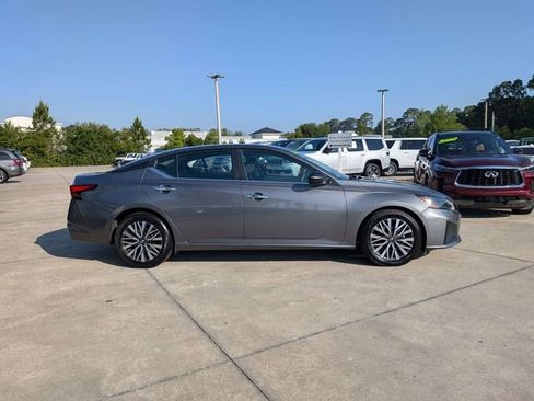 Used 2024 Nissan Altima 2.5 SV FWD image 2