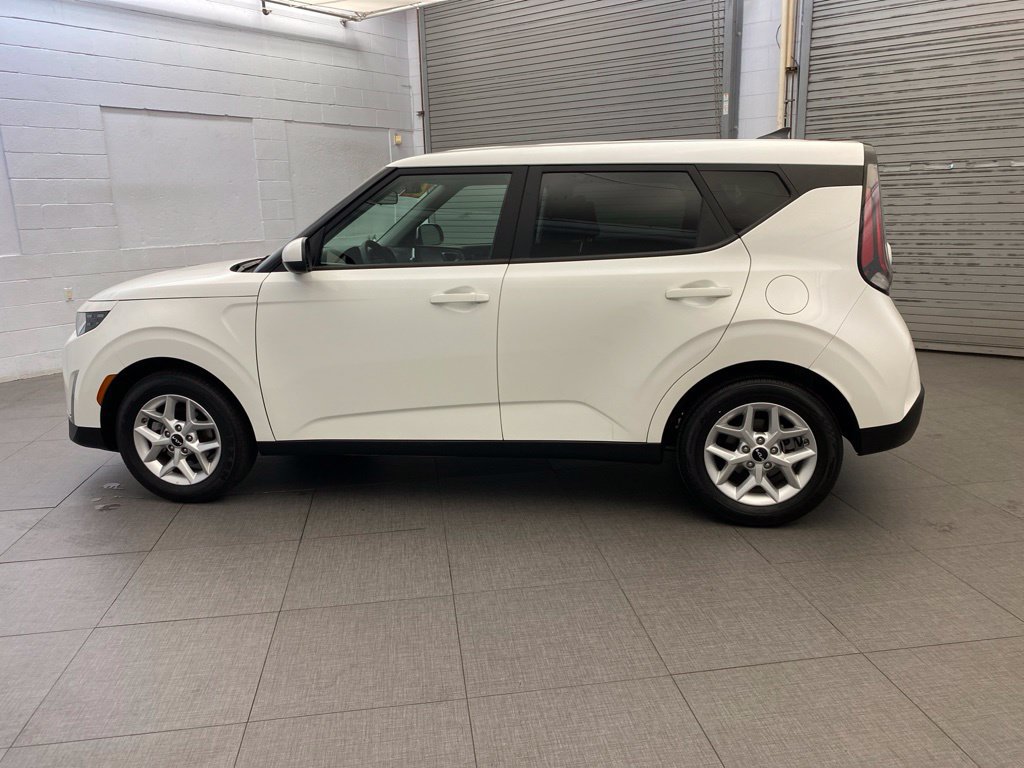 Used 2025 Kia Soul LX w/ LX Technology Package FWD image 5