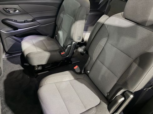 Used 2023 Chevrolet Traverse LT FWD image 36