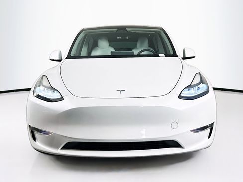 Used 2023 Tesla Model Y Long Range AWD/4WD image 2