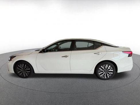 Used 2025 Nissan Altima 2.5 SV FWD image 9