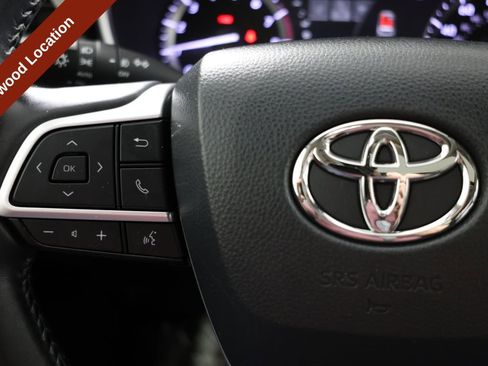 Used 2022 Toyota Highlander XLE AWD/4WD image 30