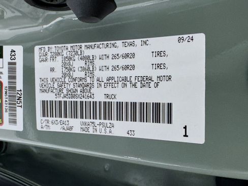 Used 2025 Toyota Tundra Limited AWD/4WD image 25