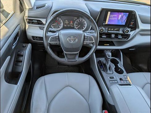 Used 2023 Toyota Highlander XLE image 8