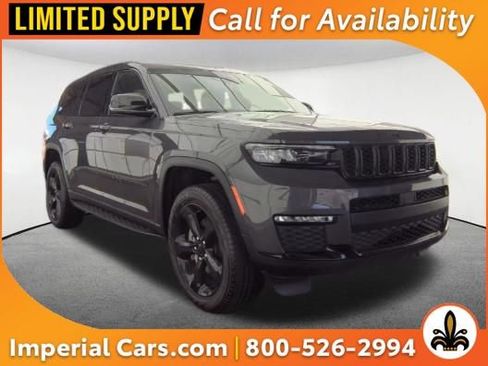 Used 2025 Jeep Grand Cherokee L Limited w/ Black Appearance Package AWD/4WD image 1