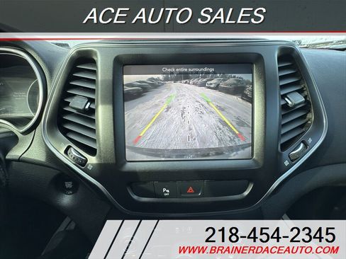 Used 2019 Jeep Cherokee Trailhawk w/ Cold Weather Group image 13