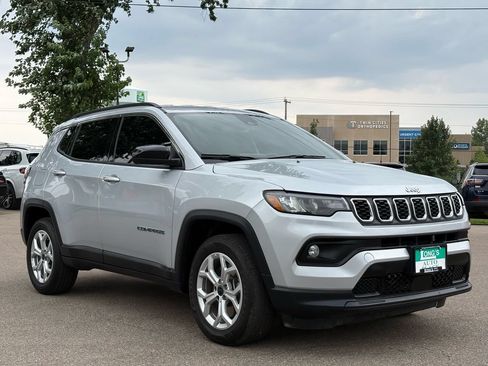 Used 2025 Jeep Compass Latitude AWD/4WD image 2