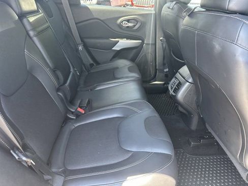 Used 2018 Jeep Cherokee Latitude Plus w/ Cold Weather Group FWD image 21