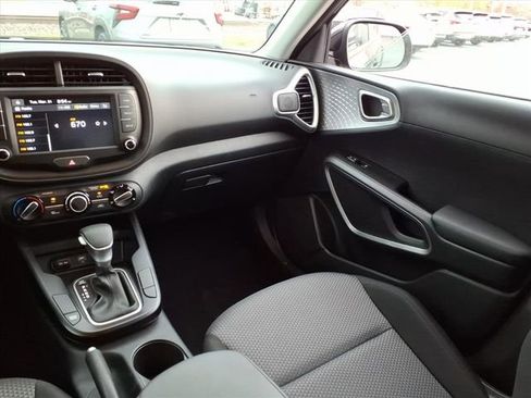 Used 2025 Kia Soul LX FWD image 17