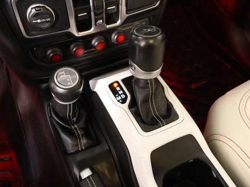 Used 2019 Jeep Wrangler Unlimited Sahara AWD/4WD image 9