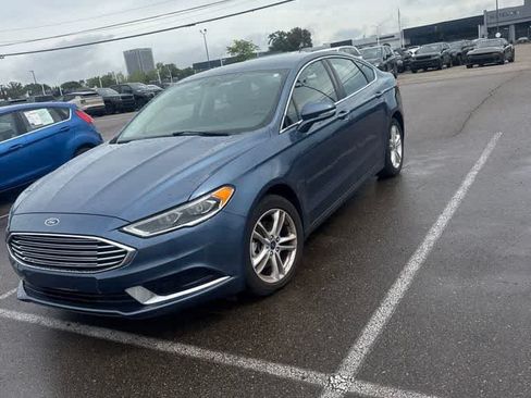 Used 2018 Ford Fusion SE w/ Fusion SE Technology Package FWD image 2