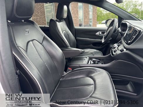 Used 2025 Chrysler Pacifica Limited FWD image 27