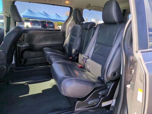 Used 2018 Toyota Sienna SE image 26