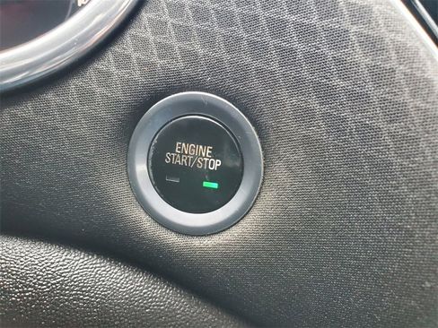 Used 2017 Chevrolet Malibu LT image 18