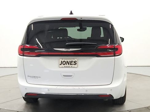 Used 2025 Chrysler Pacifica Select FWD image 6