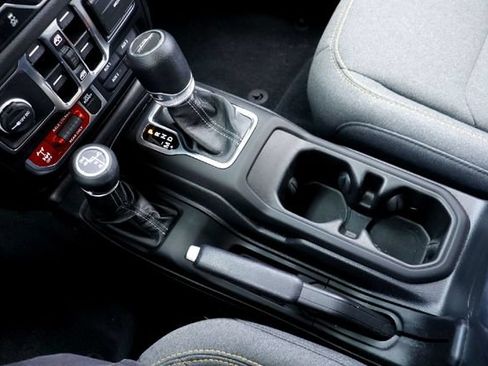 Used 2024 Jeep Gladiator Sport AWD/4WD image 17