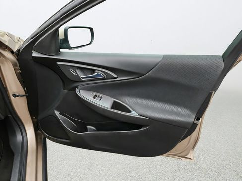 Used 2018 Chevrolet Malibu LT FWD image 25