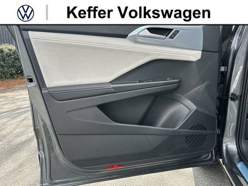 New 2026 Volkswagen Taos SE FWD image 14