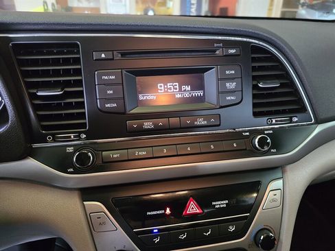 Used 2017 Hyundai Elantra SE image 18