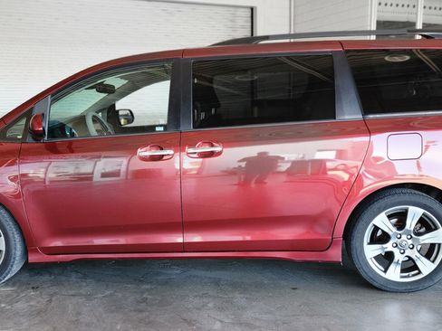 Used 2018 Toyota Sienna SE FWD image 7