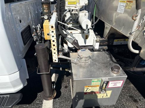 Used 2017 Ford F550 2WD Regular Cab Super Duty image 15
