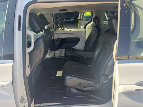 Used 2017 Chrysler Pacifica Touring-L FWD image 9