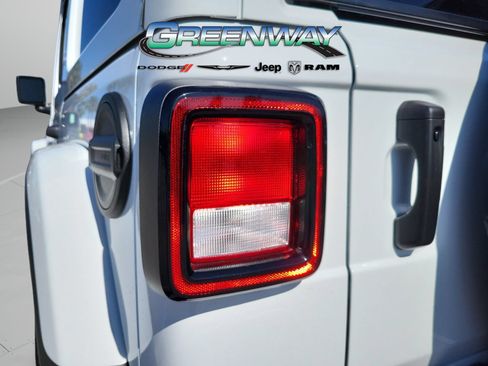 Used 2023 Jeep Wrangler Unlimited Sahara w/ Cold Weather Group AWD/4WD image 6