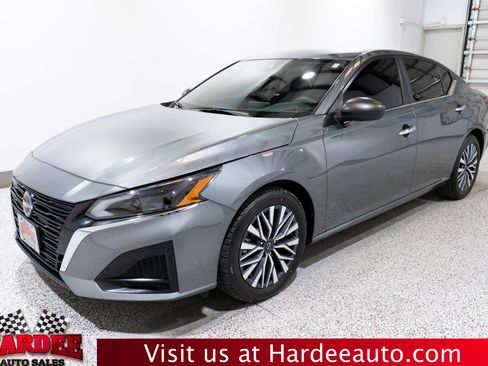Used 2024 Nissan Altima 2.5 SV FWD image 2