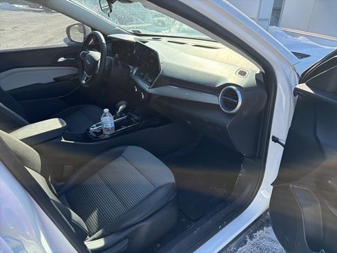 Certified 2024 Chevrolet Trax LT w/ Sunroof Package image 10