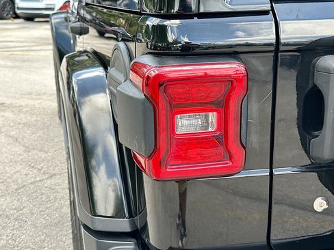 Used 2018 Jeep Wrangler Unlimited Sahara image 30