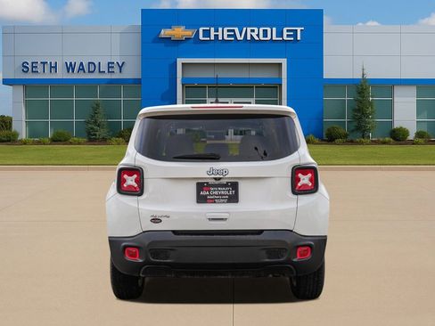 Used 2023 Jeep Renegade Latitude AWD/4WD image 6