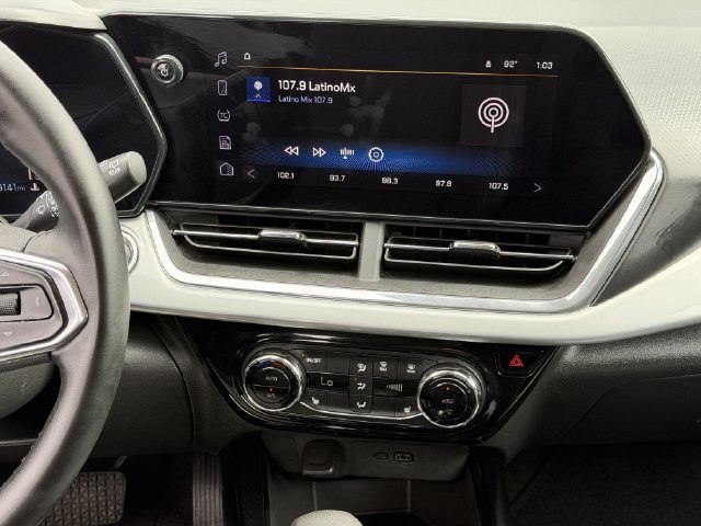 Used 2025 Chevrolet Trax LT w/ LT Convenience Package FWD image 16