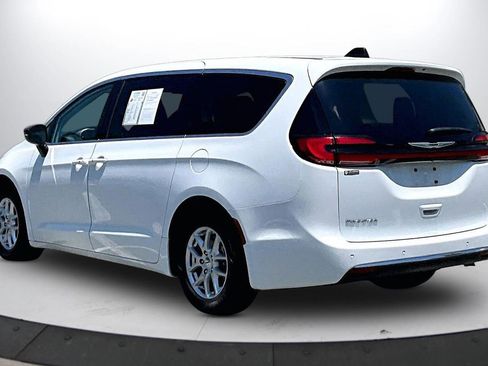 Used 2024 Chrysler Pacifica Touring-L FWD image 7