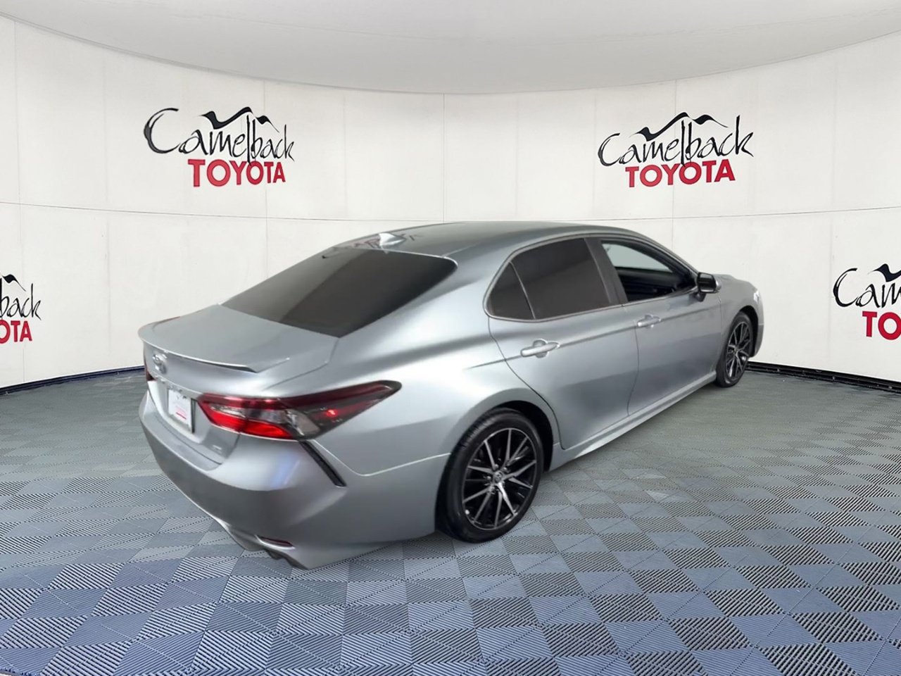 Used 2023 Toyota Camry SE FWD image 2