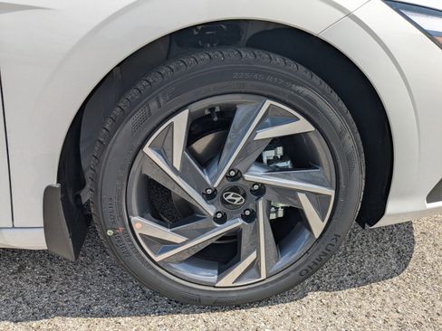 Used 2025 Hyundai Elantra Sport FWD image 2