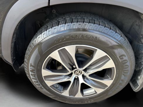 Used 2020 Toyota Highlander XLE image 42